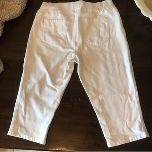 Baccini Women's Crisp White Capris